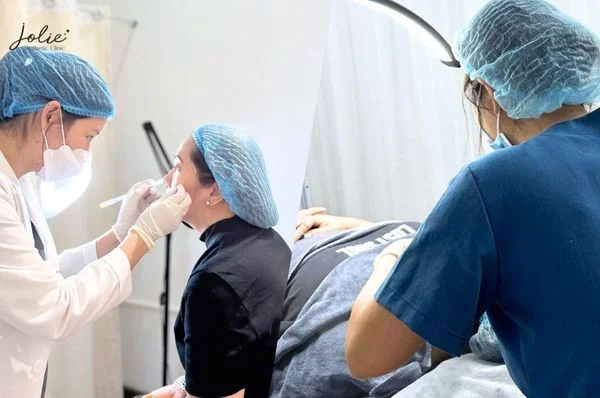 The injection process is often described as a mild stinging